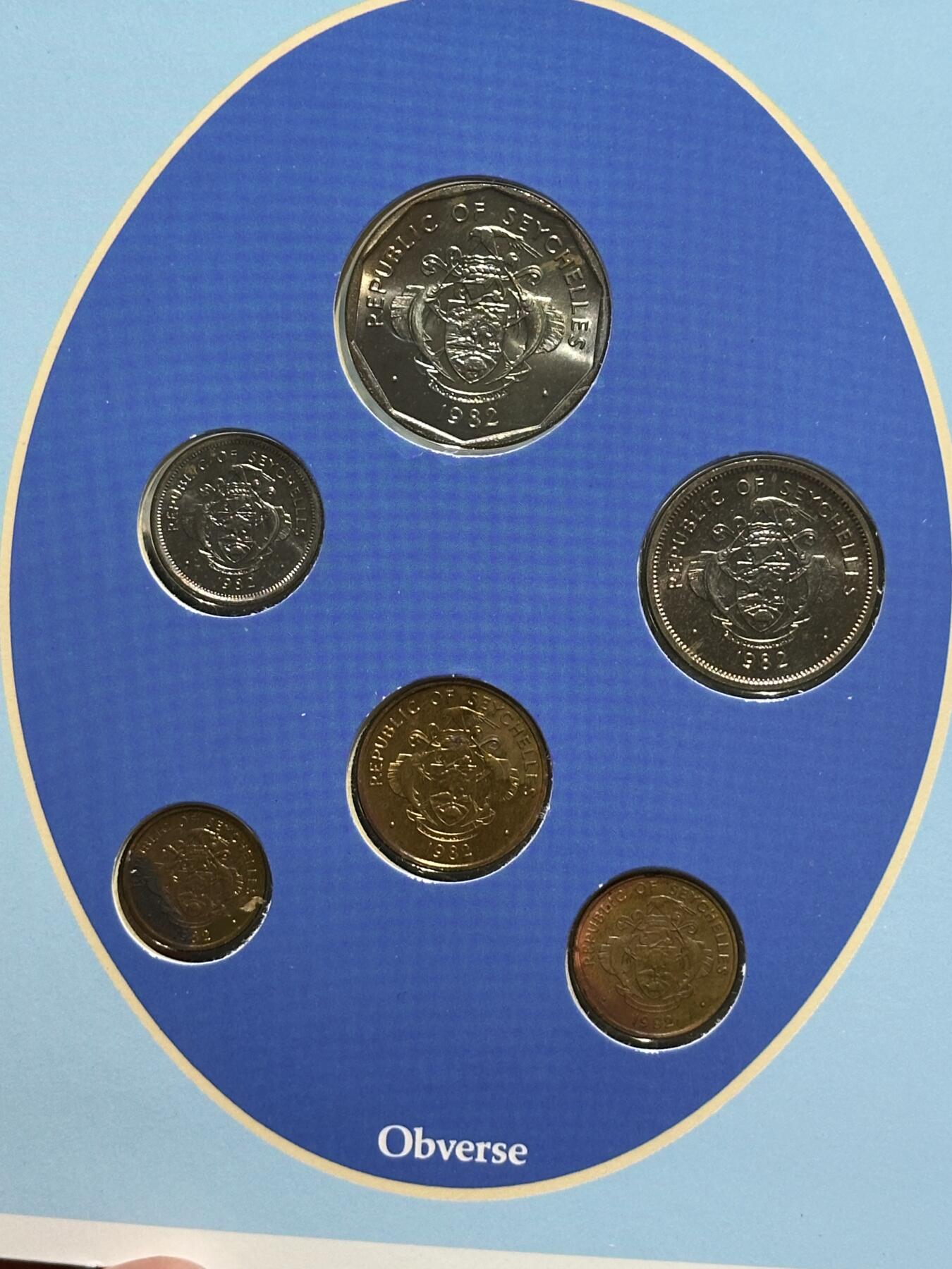 《外钞收藏家》第六百一十期（新年假期场/年后快递恢复正常再发货）（长期征集拍品、欢迎藏友们联系合作） 塞舌尔套币+新加坡套币 2套一起 精美册子