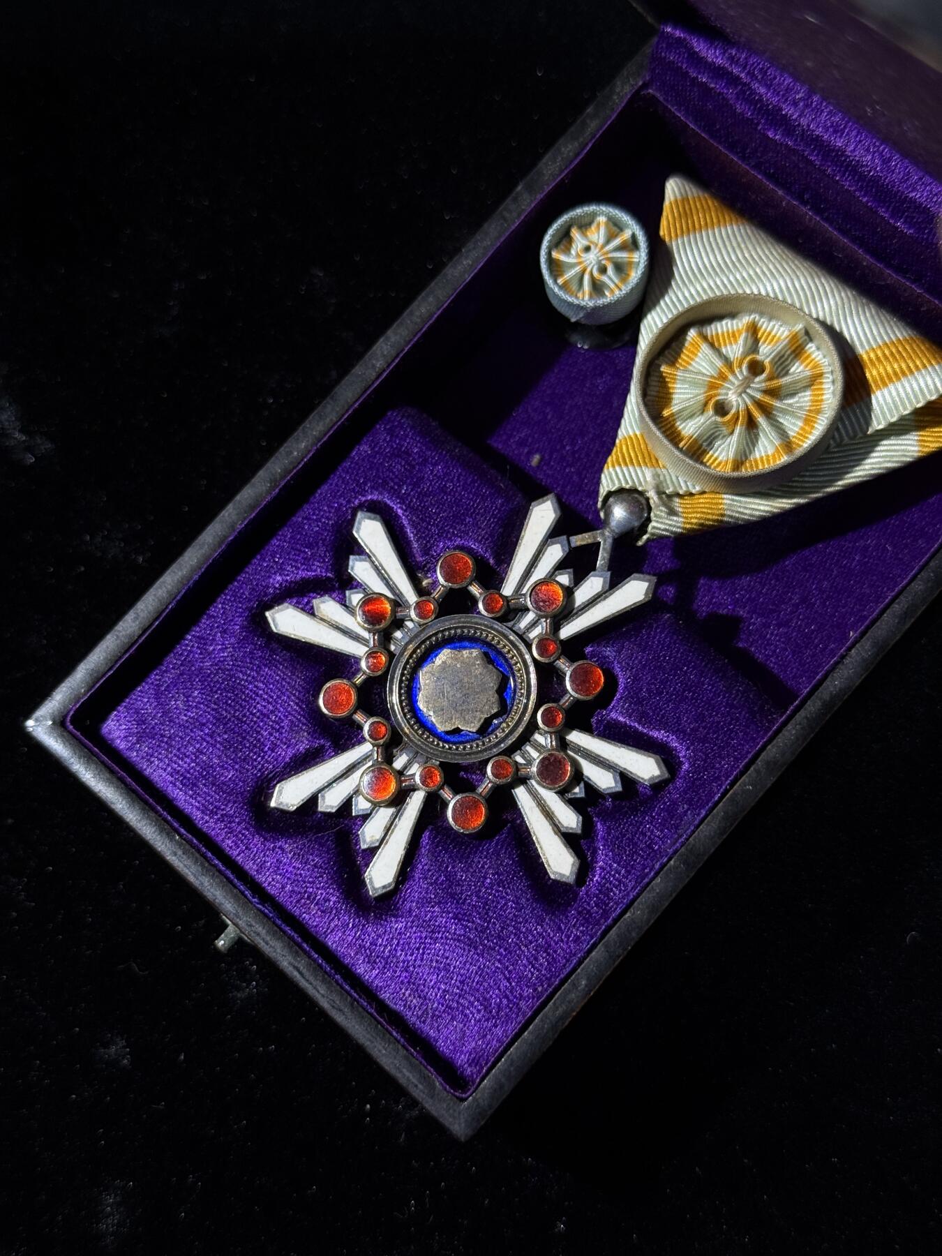 欢庆春节！戎马世界章牌大赏第111期春节大拍 勋四等瑞宝章，银字盒，盒略齐全