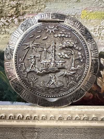 海外回流春节精品专场（一） - 法国回流清代纯银人物题材粉盒（直径8.2cm，54.3g，无银款）