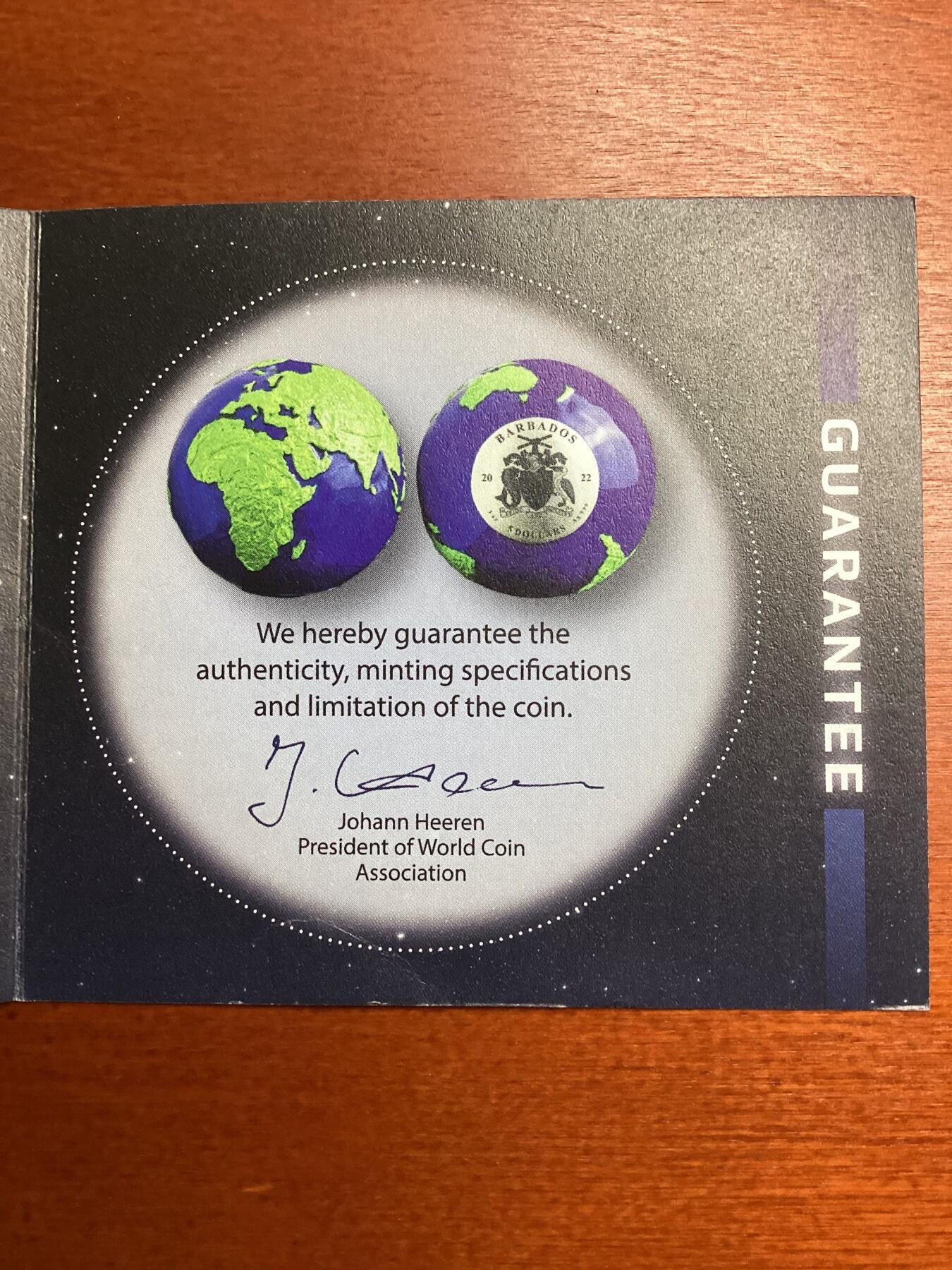 长老汇蛇年精选第一百场拍卖 2022巴巴多斯蓝色地球3盎司彩色球形银币，999银，直径50MM，半透明蓝色珐琅质，带玻璃展台，2999枚，适合当作艺术摆件