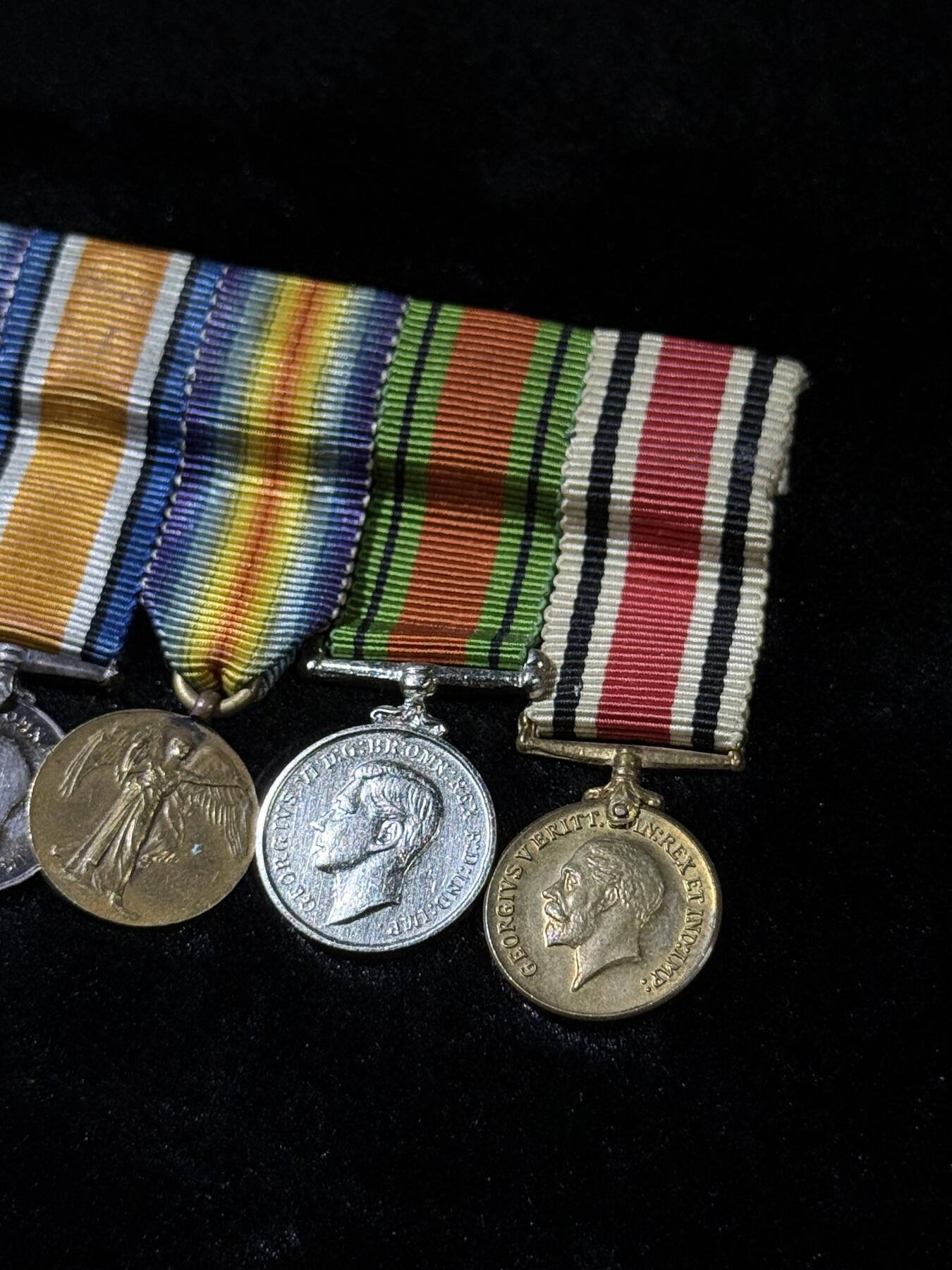 欢庆春节！戎马世界章牌大赏第111期春节大拍 英国MBEmini章联排