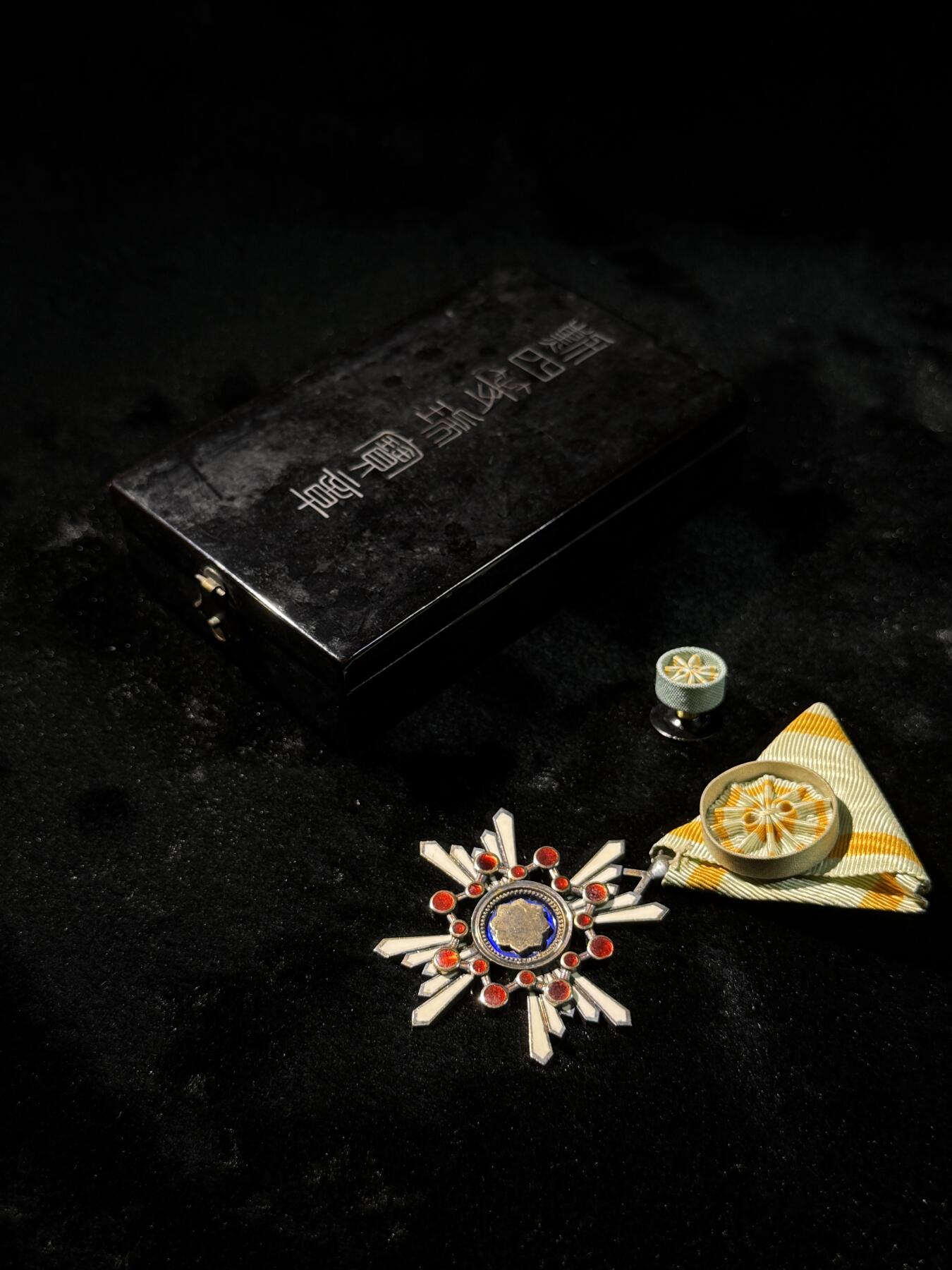 欢庆春节！戎马世界章牌大赏第111期春节大拍 勋四等瑞宝章，银字盒，盒略齐全