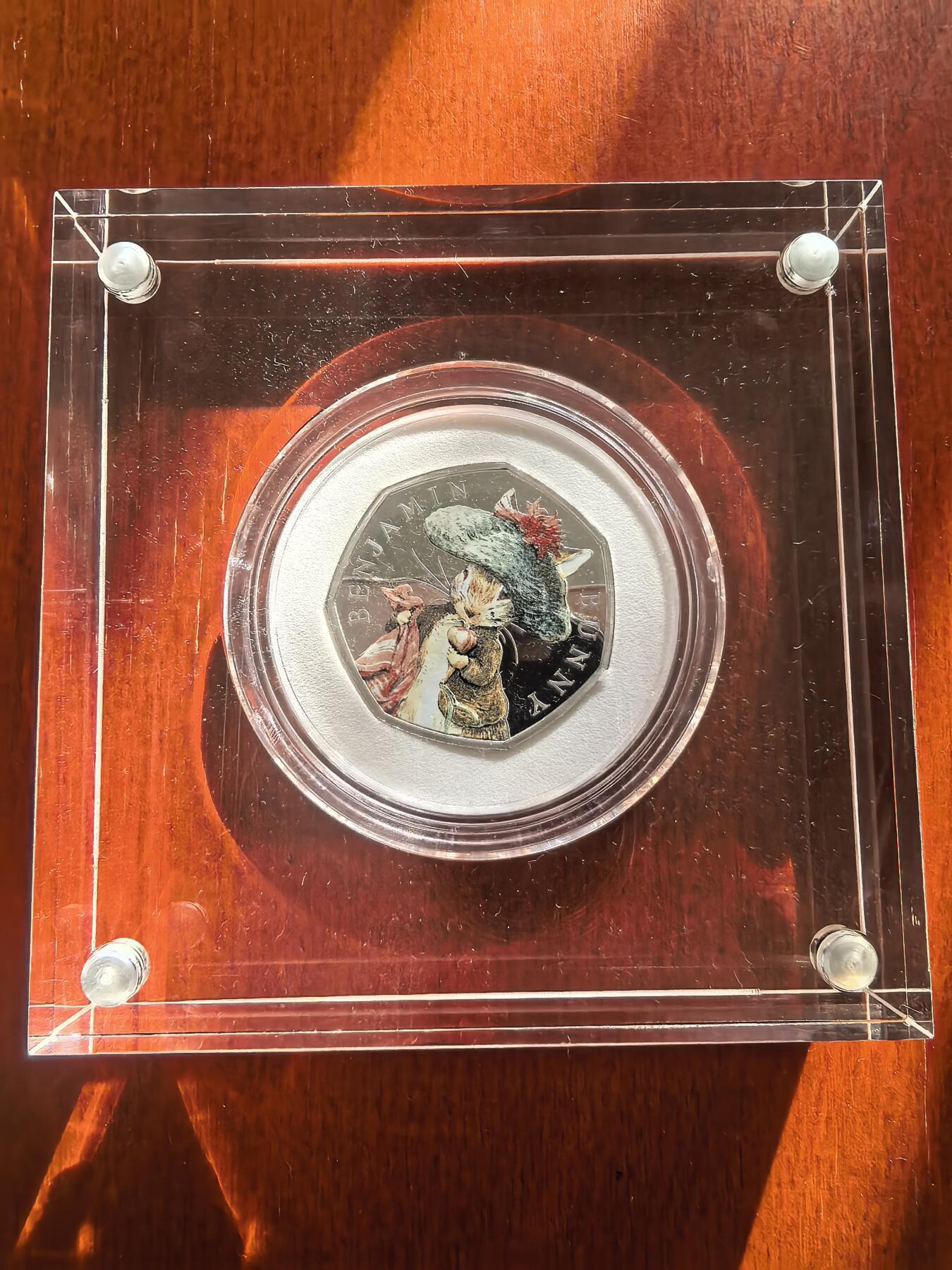 长老汇蛇年精选第一百场拍卖  2017英国彼得兔系列兔子本杰明50便士精制彩色银币，原盒证