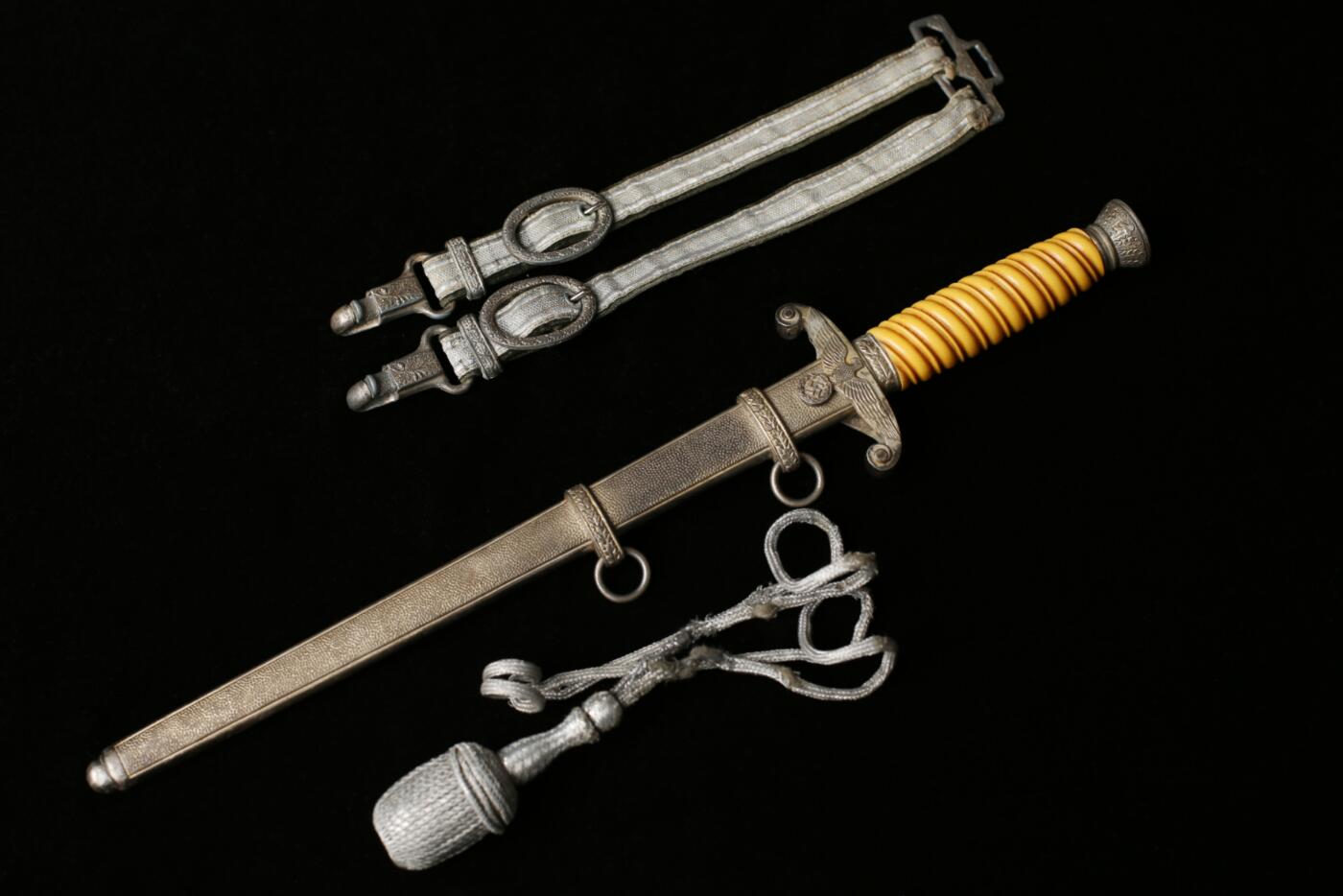 欢庆春节！戎马世界章牌大赏第112期春节大拍  德专场 德国陆军军官匕首，配吊挂带与军官剑穗——霍斯特（Hörster）制造 品相极好