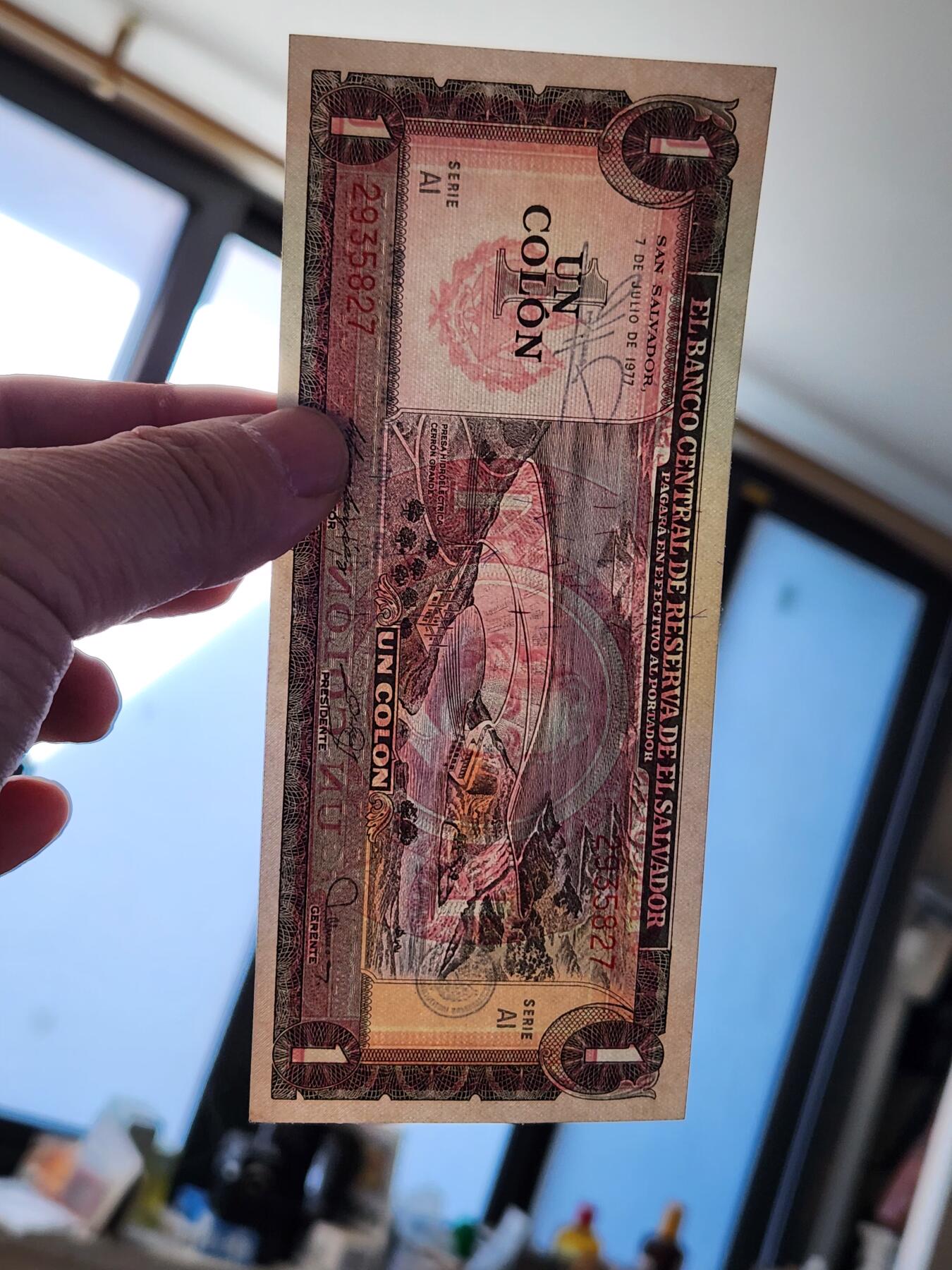 2月11号晚上8点 外国纸币自动截拍第24场 萨尔瓦多1979年1科朗 几乎全新 稀少年份