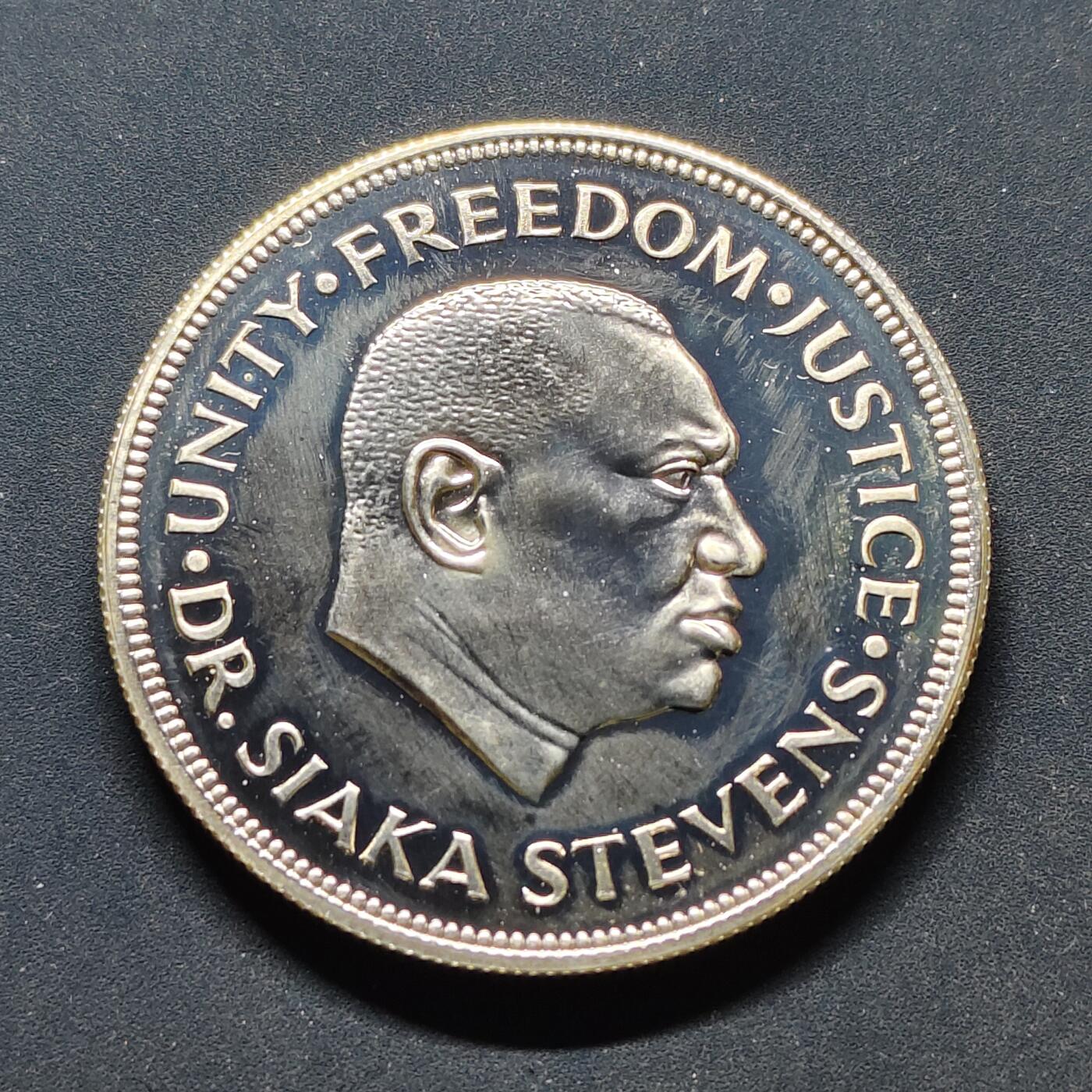 【全场包邮】纯粹捡漏拍503场 塞拉利昂1974年1利奥尼央行10周年精制克朗型纪念银币【38毫米28.28克92.5%】