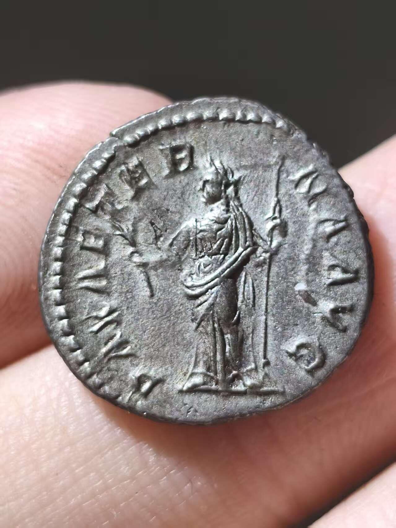 星盘世界钱币二月二十一日初五 世界古典币春节精品大拍 祝各位藏友马年大吉-新年新气象！ 极美品！罗马帝国 公元222-235年打制 亚历山大塞维鲁 早期过渡第纳尔银币 这个人像的版不多（常被误以为是埃拉加巴鲁斯）非常好的品相 经典老藏家欧陆包浆