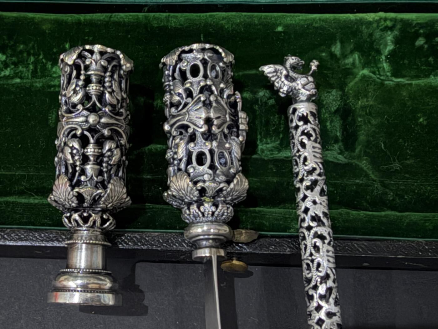 海外回流春节精品专场（一） 本场重器-法国回流拿破仑三世精美镂空纯银文具一套（带原盒，笔：18.2cm，拆信刀：17.8cm，火漆章：6.5cm，重合计：94.5g。无银款。）