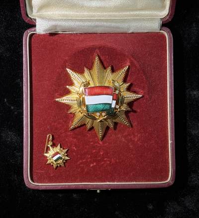 欢庆春节！戎马世界章牌大赏第111期春节大拍 - 匈牙利钻石版一级国旗勋章，带仿皮盒与mini章，非常少见，旗帜左上角珐琅有开裂