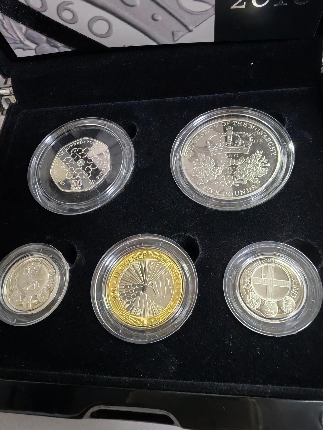 长老汇蛇年精选第一百场拍卖 2010英国年度5枚精制加厚银币套币，134.56克925银，盒证全，钢琴烤漆，2500套，2024年同等套币已上涨到669英镑