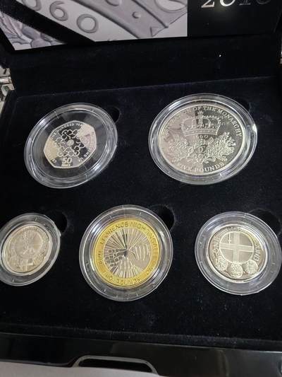 长老汇蛇年精选第一百场拍卖 - 2010英国年度5枚精制加厚银币套币，134.56克925银，盒证全，钢琴烤漆，2500套，2024年同等套币已上涨到669英镑