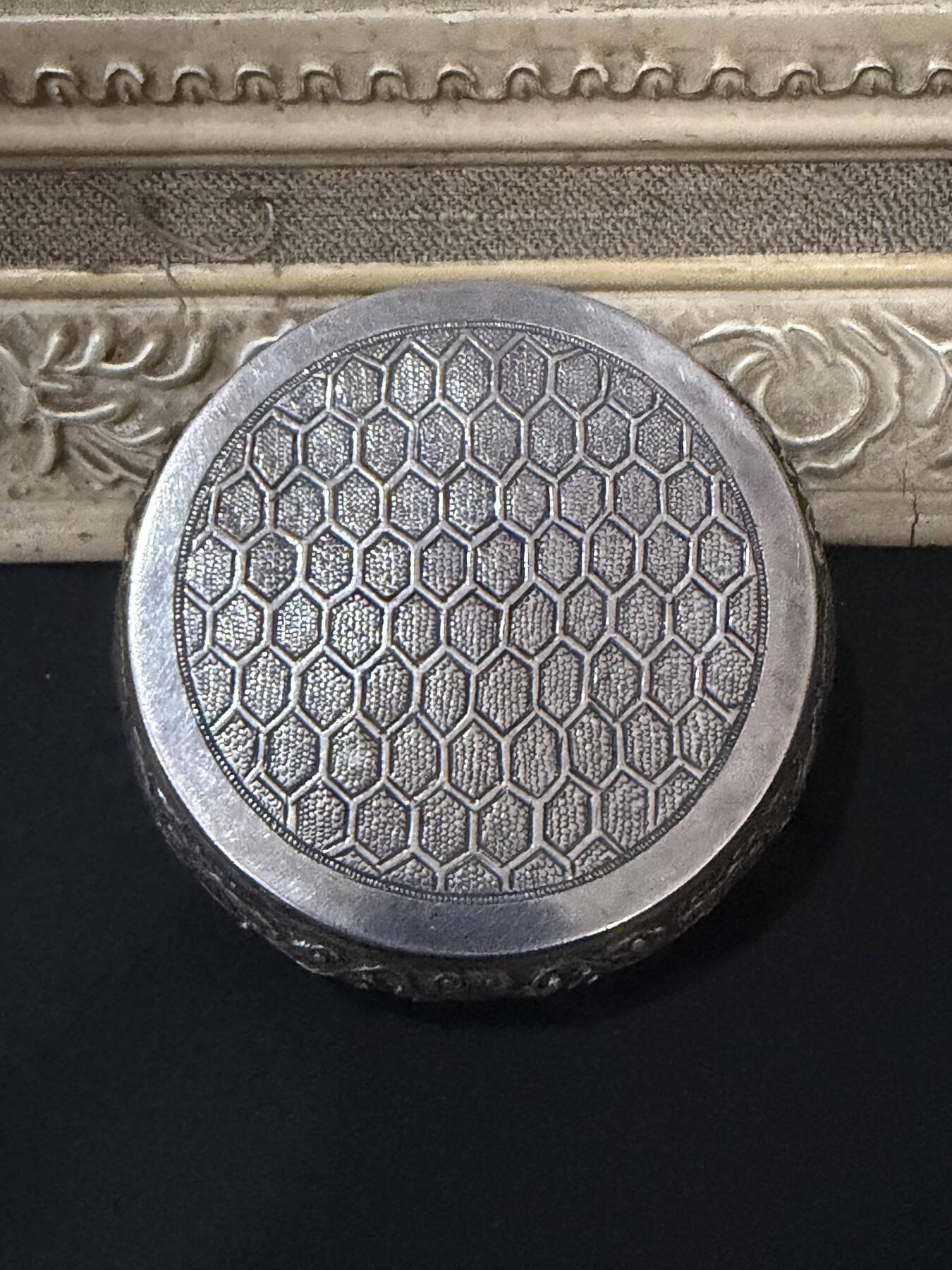 海外回流春节精品专场（一） 法国回流清代纯银龙纹圆盒（直径：7.3cm，高3.6cm，重83.9g，无款）