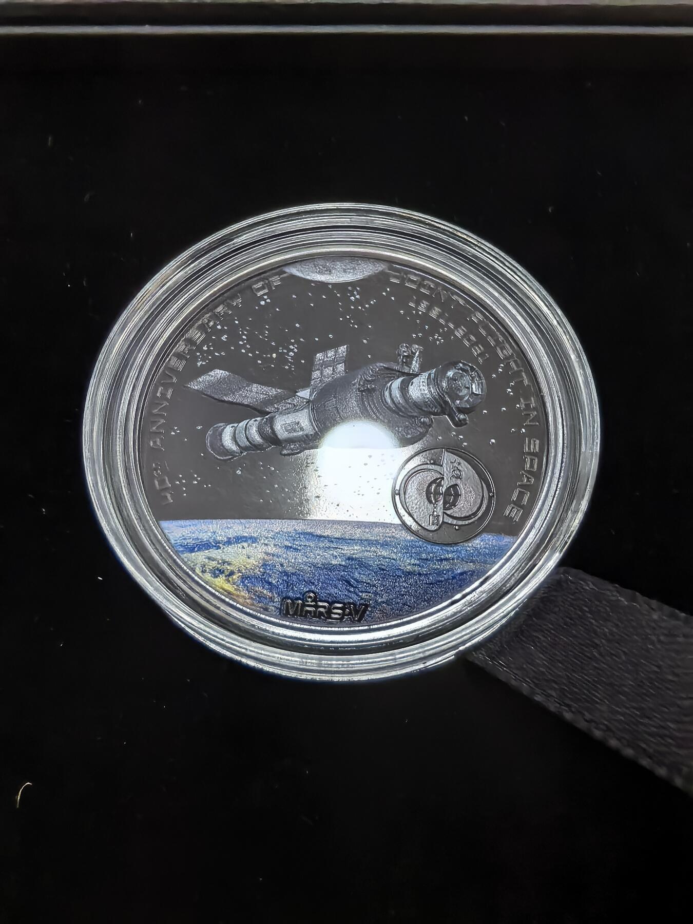 长老汇蛇年精选第一百场拍卖 2021蒙古联合太空飞行40周年5000图格里克高浮雕，1盎司999银， 曜石黑，盒证全，1000枚