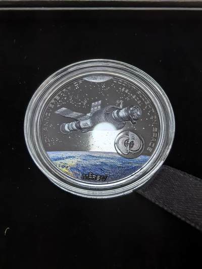 长老汇蛇年精选第一百场拍卖 - 2021蒙古联合太空飞行40周年5000图格里克高浮雕，1盎司999银， 曜石黑，盒证全，1000枚