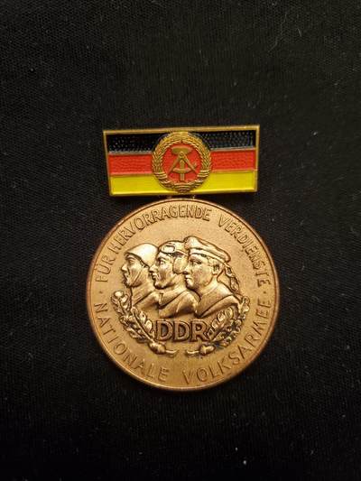 （450件拍品！制服徽章盛宴）罗岚⭐爱藏⭐年前甄选大拍场-店主清仓处理-分享拍场额外现金红包（实体经营） - 民主德国铜级国家人民军功绩奖章小挂版本