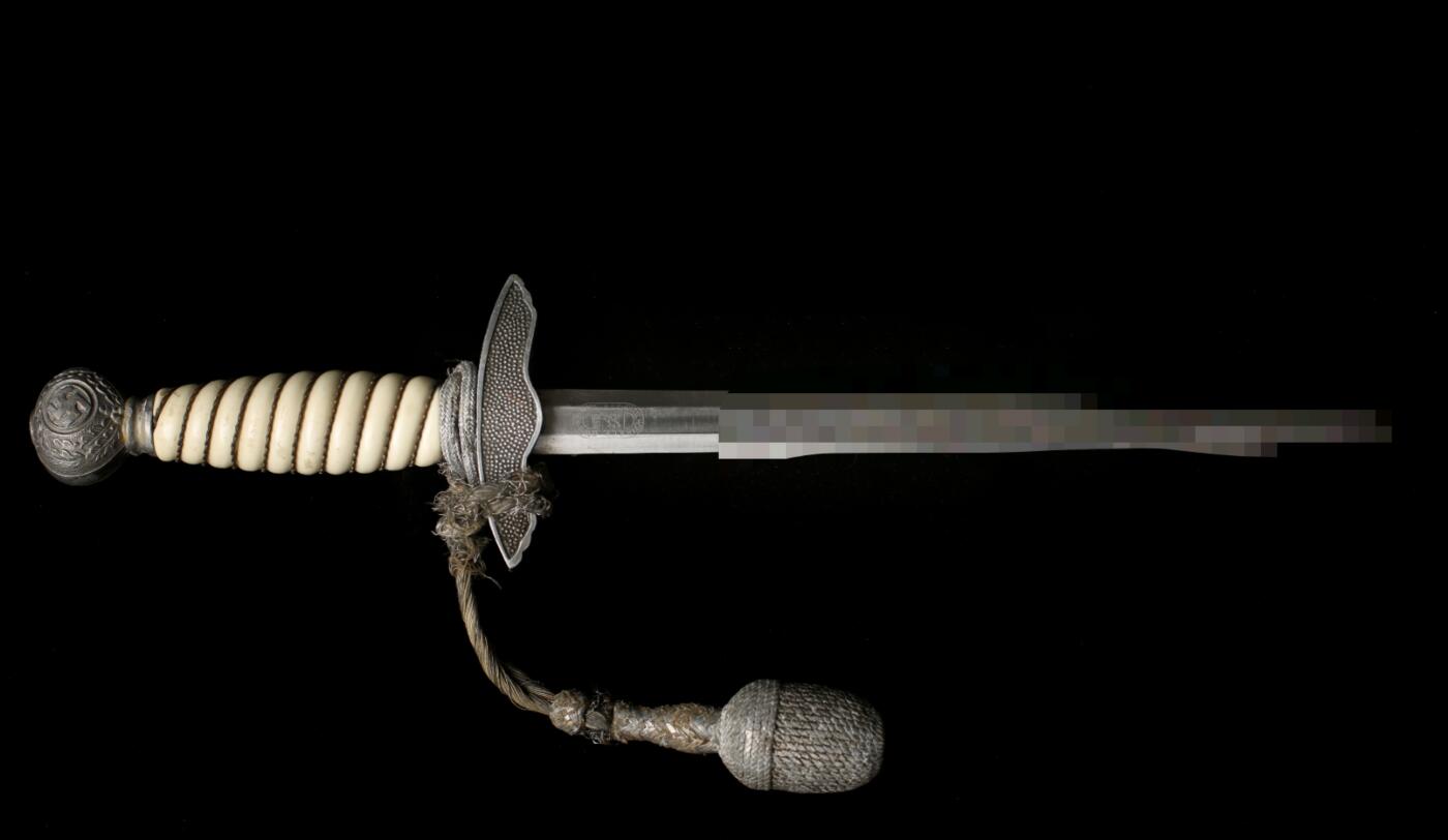 欢庆春节！戎马世界章牌大赏第112期春节大拍  德专场 德国空军军官匕首，配军官剑穗——Schüttelhöfer（Asso）制造，剑身品相很好，剑鞘有凹痕和锈迹