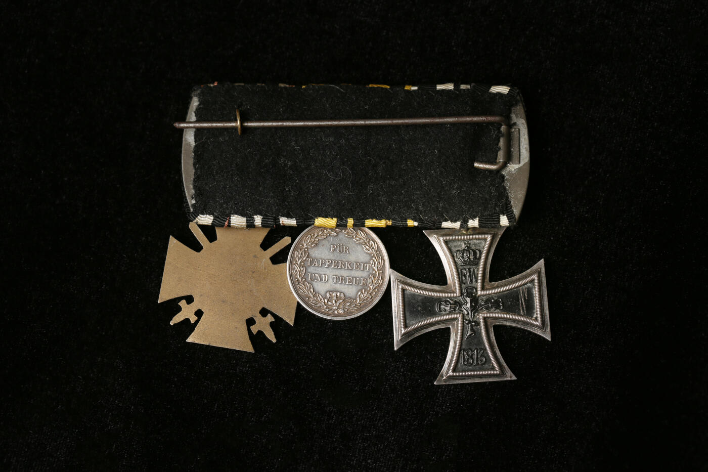 欢庆春节！戎马世界章牌大赏第112期春节大拍  德专场 德二三联排  铁十字，符腾堡军事功勋（银制），兴登堡