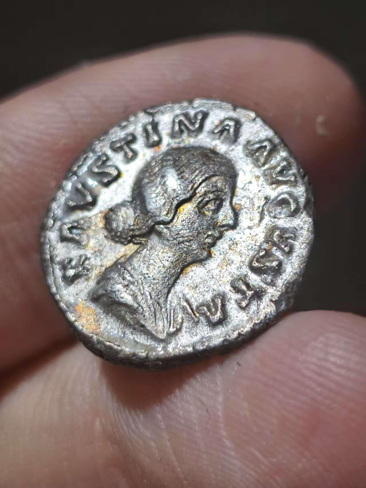 星盘世界钱币二月二十一日初五 世界古典币春节精品大拍 祝各位藏友马年大吉-新年新气象！ 珍罕题材！罗马帝国 公元161-164年打制 小福斯蒂娜（奥勒留妻子）第纳尔银币 背面题材是宝座上的两个婴孩（后来的皇帝康茂德就在其中）非常有意义的罕见题材