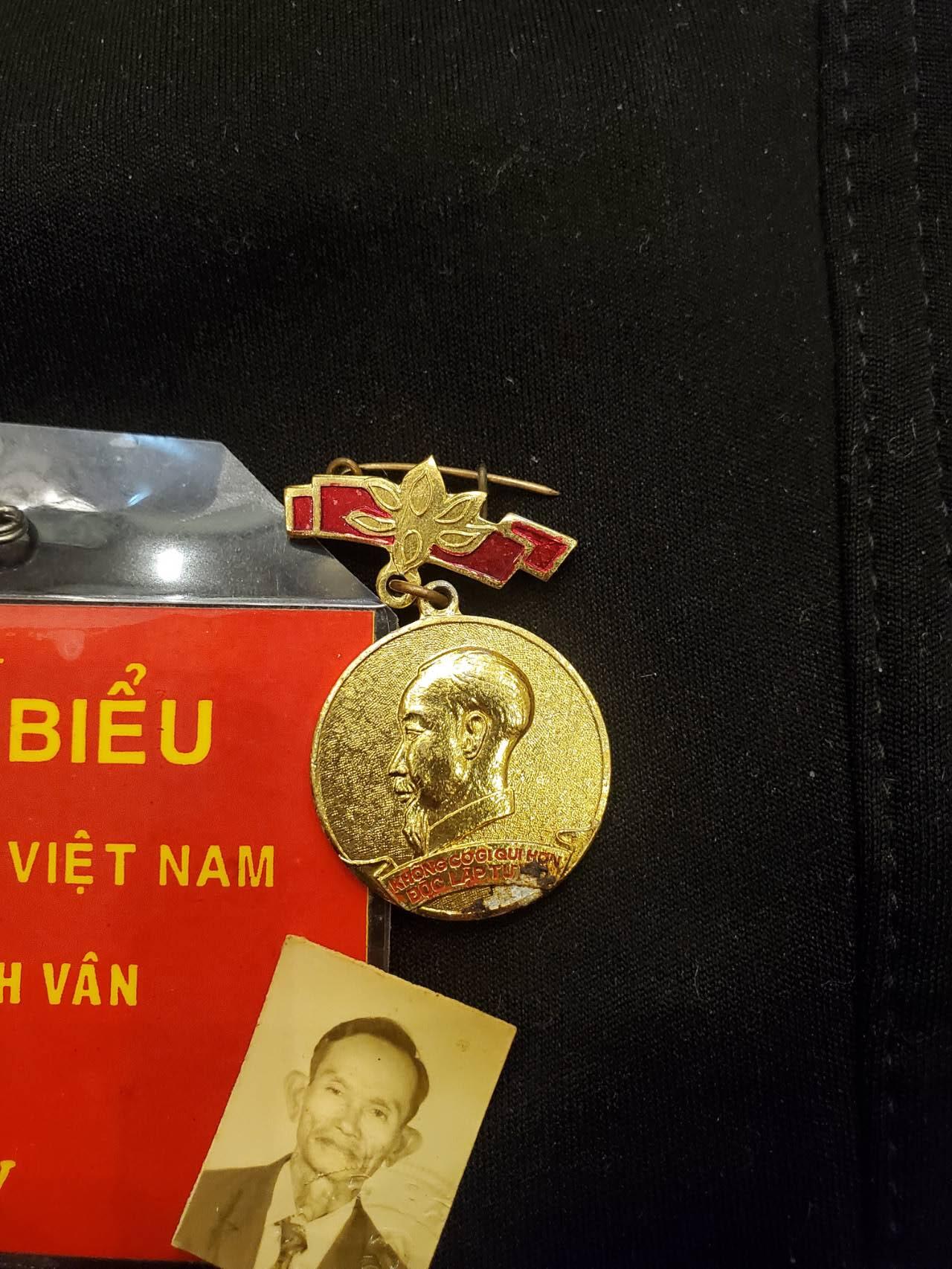 （450件拍品！制服徽章盛宴）罗岚⭐爱藏⭐年前甄选大拍场-店主清仓处理-分享拍场额外现金红包（实体经营） 越南社会主义共和国越战老兵代表大会出席证+退役军人胡志明奖章 原主照片 品相非常好 老兵活到了21世纪
