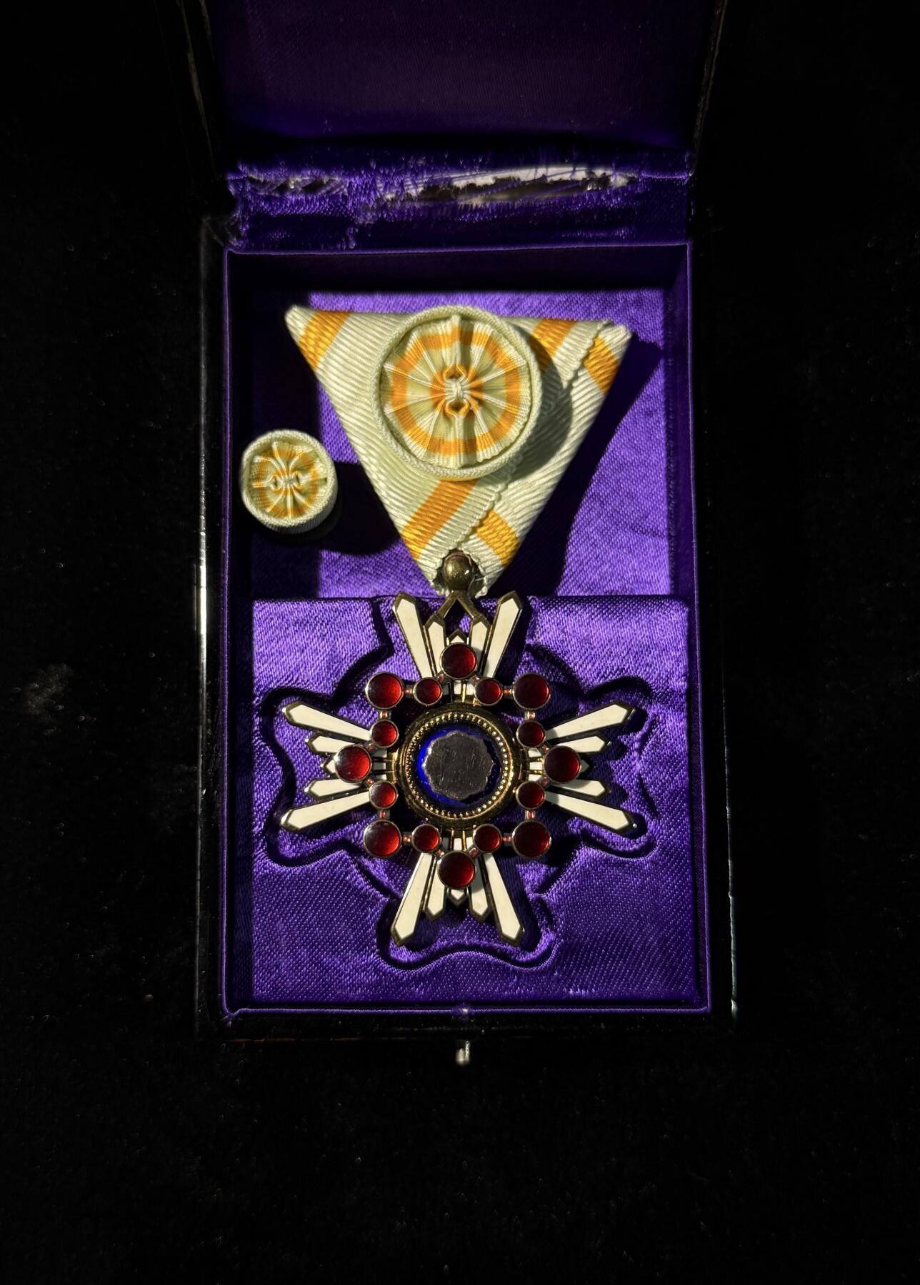 欢庆春节！戎马世界章牌大赏第111期春节大拍 勋四等瑞宝章，金字盒版本，盒略齐全