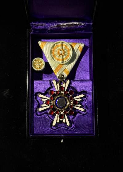 欢庆春节！戎马世界章牌大赏第111期春节大拍 - 勋四等瑞宝章，金字盒版本，盒略齐全