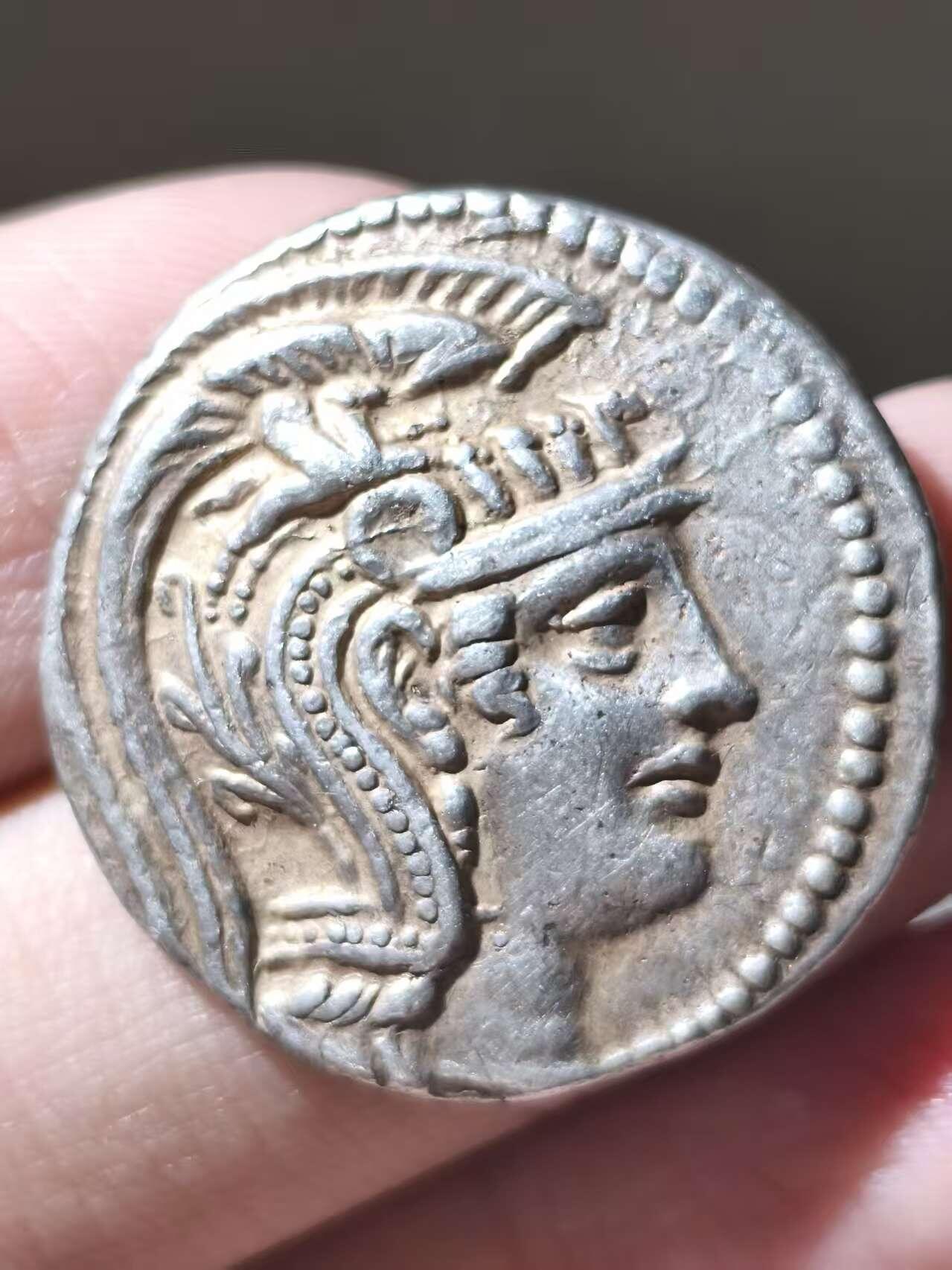 星盘世界钱币二月二十一日初五 世界古典币春节精品大拍 祝各位藏友马年大吉-新年新气象！ 顶级极品！ 古希腊阿提卡地区 公元前141/0年 雅典城邦新式雅典娜猫头鹰 四德拉克马大银币  正面为帕特农神庙的雅典娜头像，她头戴饰有飞马珀伽索斯与花卉纹的三重冠阿提卡头盔。