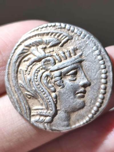 顶级极品！ 古希腊阿提卡地区 公元前141/0年 雅典城邦新式雅典娜猫头鹰 四德拉克马大银币  正面为帕特农神庙的雅典娜头像，她头戴饰有飞马珀伽索斯与花卉纹的三重冠阿提卡头盔。