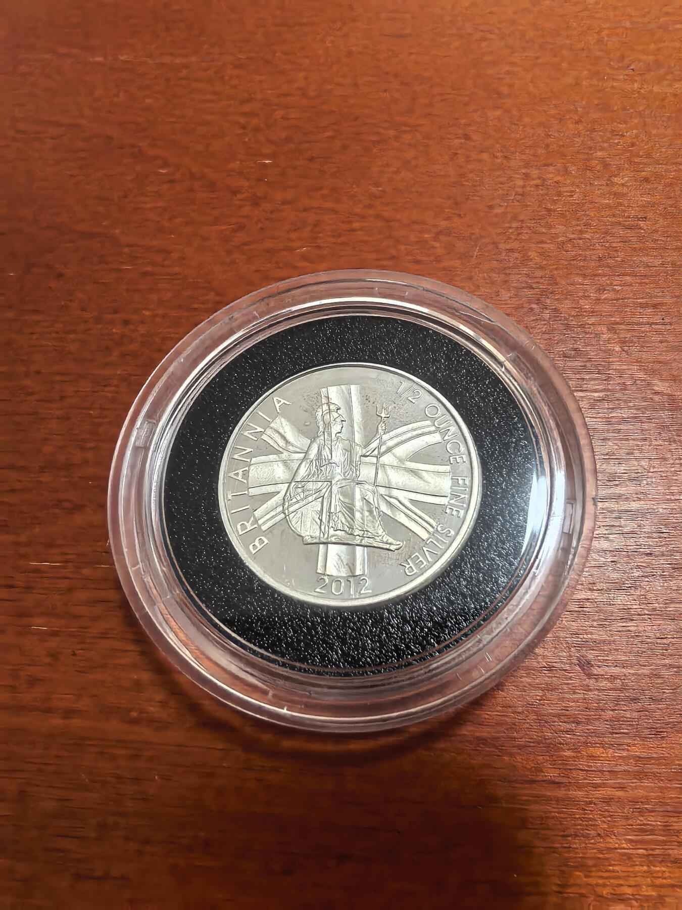 长老汇蛇年精选第一百场拍卖 2012英国纪念不列颠女神金银币发行25周年特别版9枚不列颠女神半盎司1英镑精制银币套装，145.98克958银，盒证全，钢琴烤漆木盒，400套