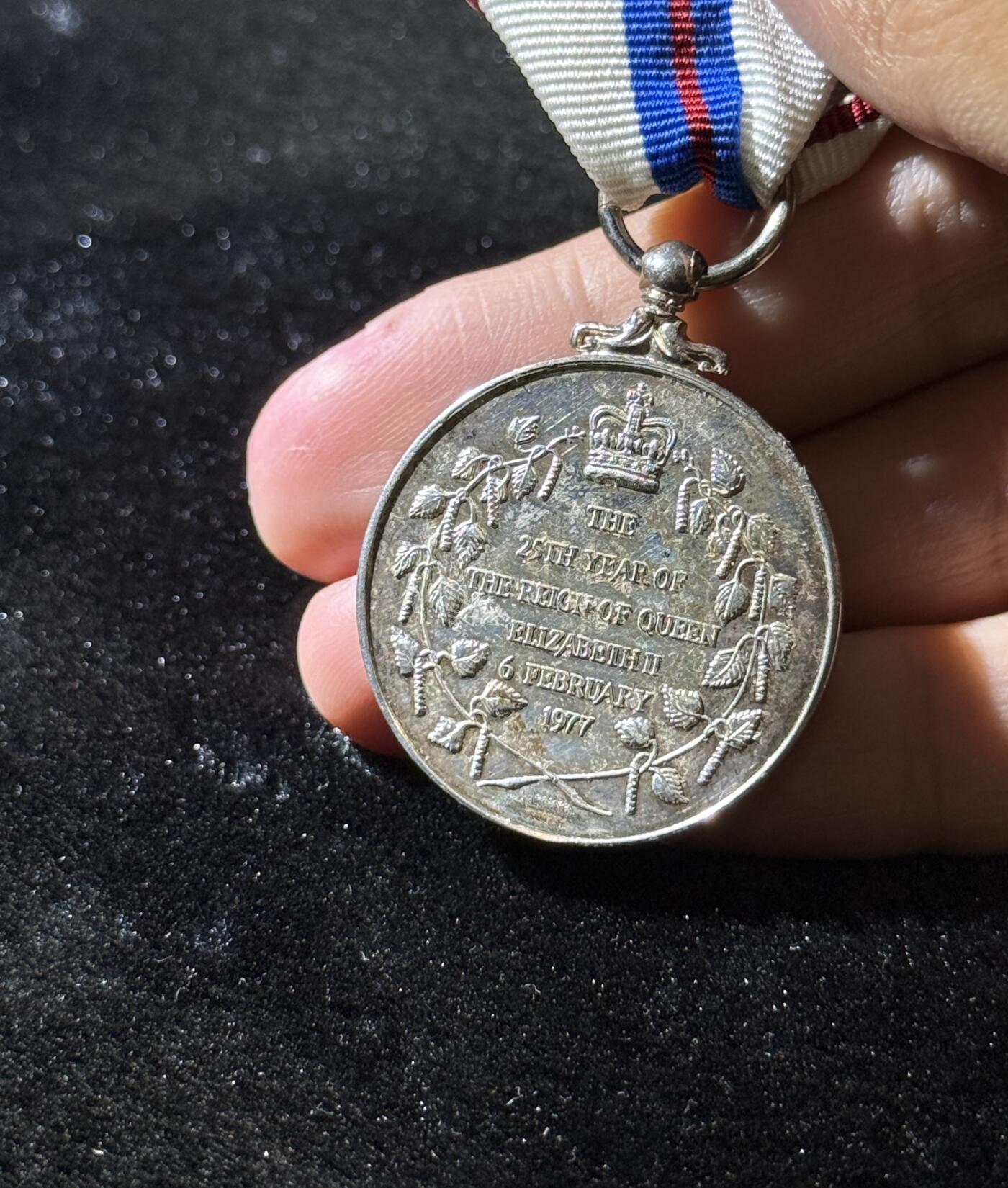 欢庆春节！戎马世界章牌大赏第111期春节大拍 英国女王加冕25周年纪念章，铜镀银高级复刻