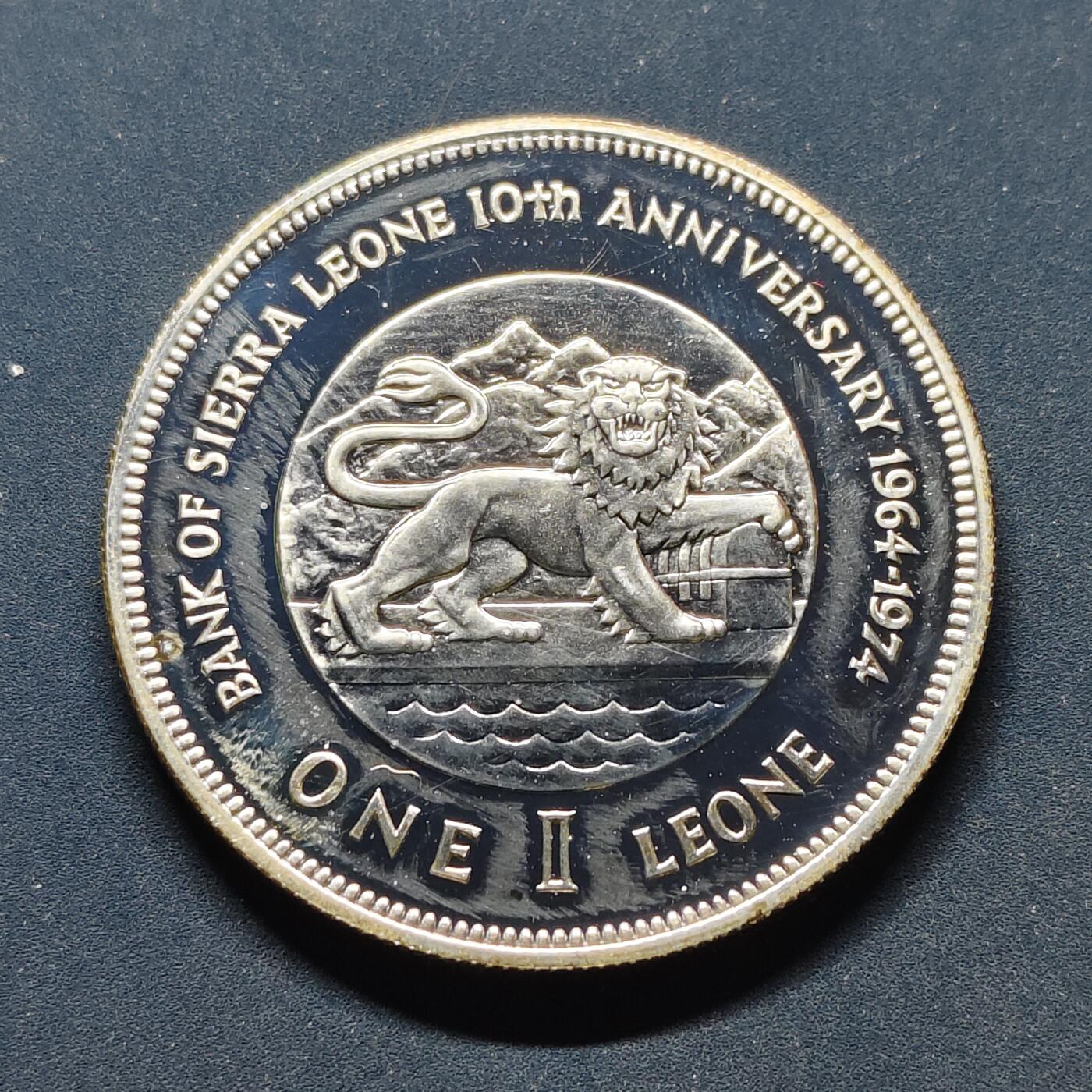 【全场包邮】纯粹捡漏拍503场 塞拉利昂1974年1利奥尼央行10周年精制克朗型纪念银币【38毫米28.28克92.5%】