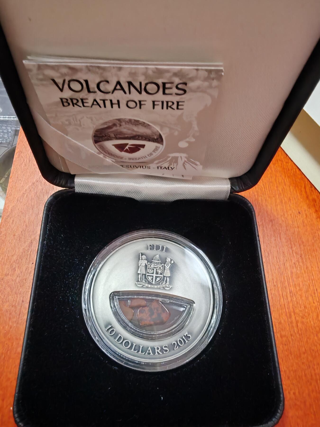 长老汇蛇年精选第一百场拍卖 2013斐济火山之火系列之意大利维苏威火山10元精制填充银币，20克999银，盒证全，999枚