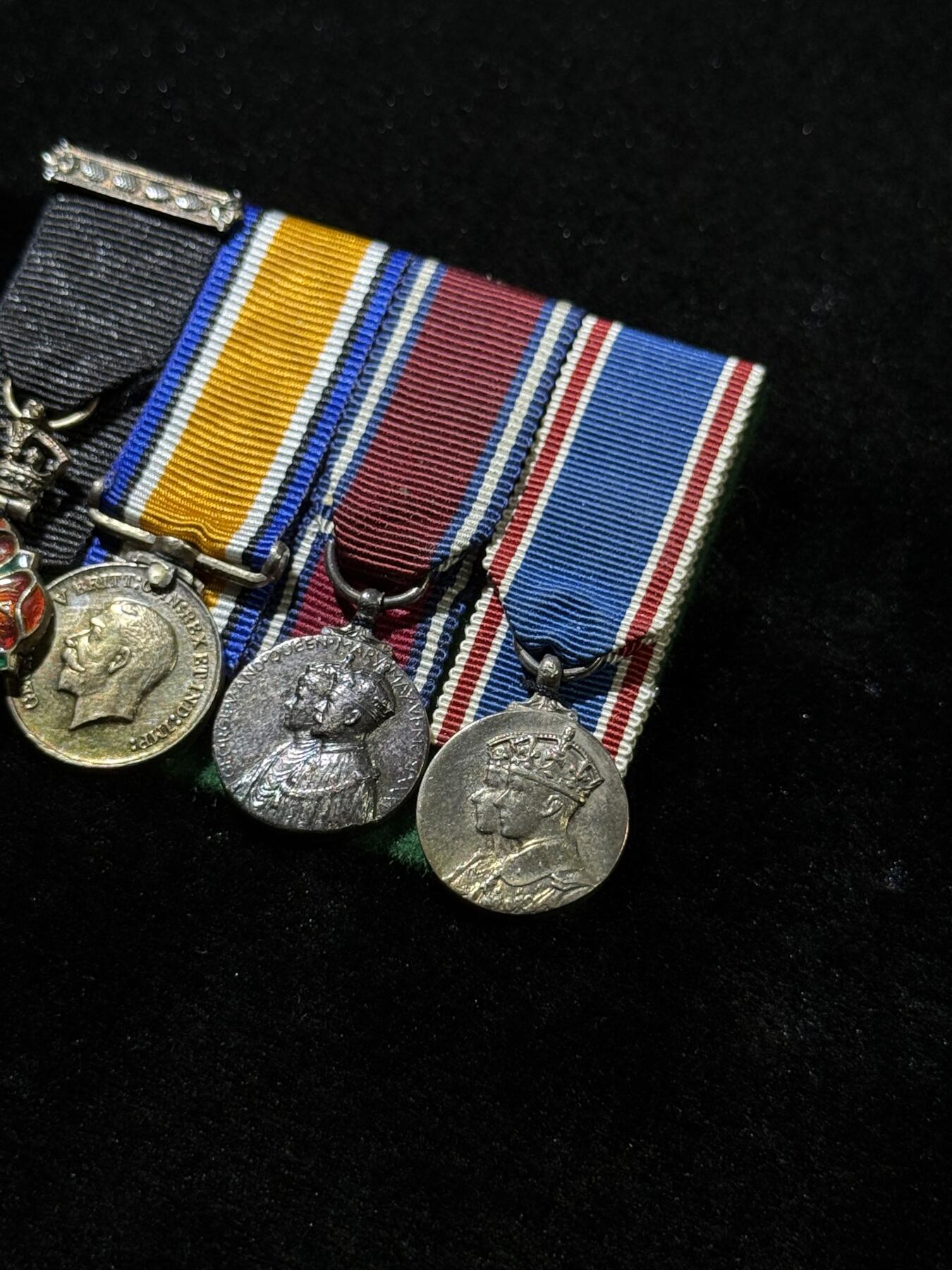 欢庆春节！戎马世界章牌大赏第111期春节大拍 英国CIEmini章联排