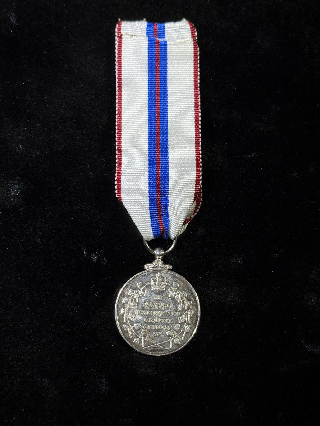 欢庆春节！戎马世界章牌大赏第111期春节大拍 英国女王加冕25周年纪念章，铜镀银高级复刻