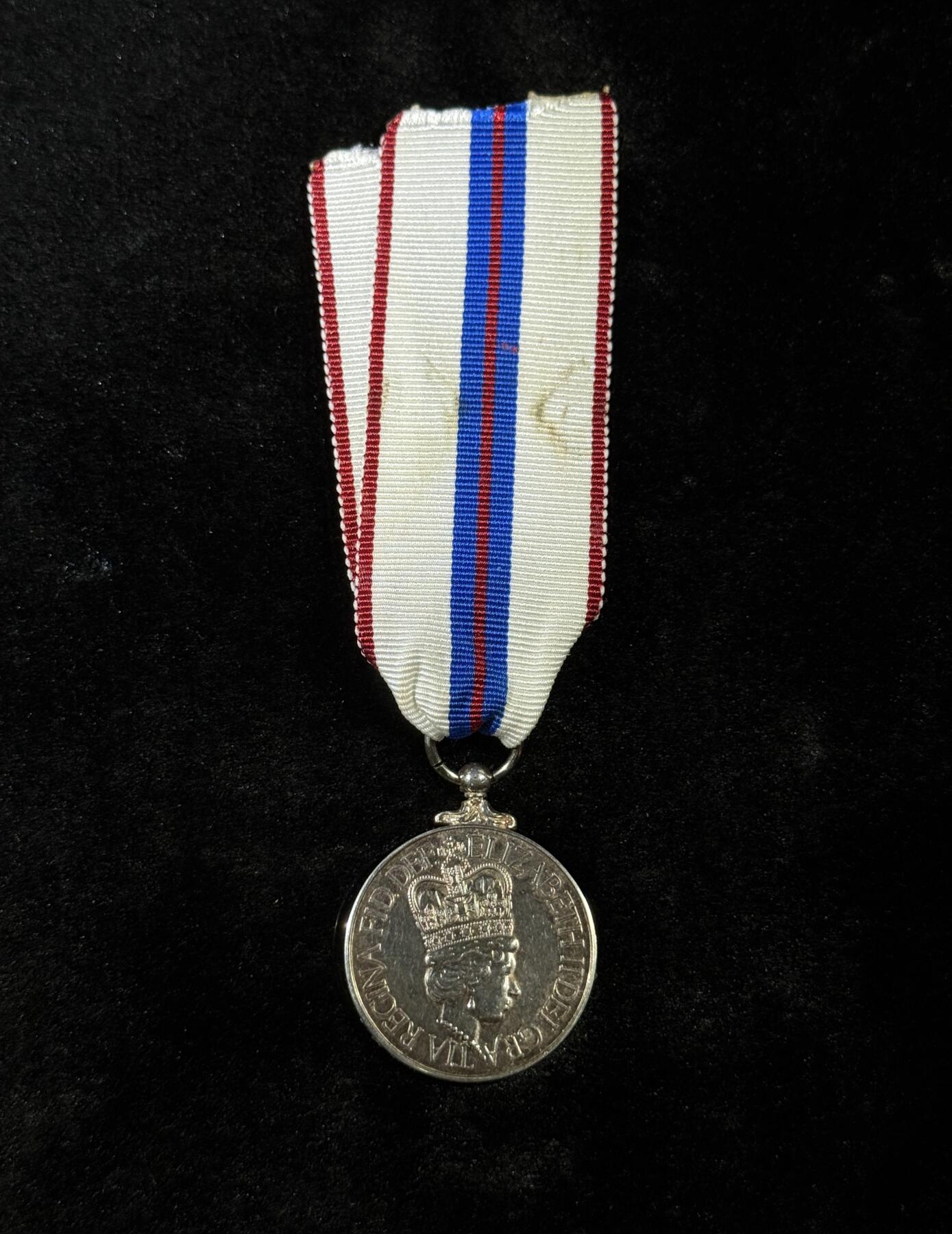 欢庆春节！戎马世界章牌大赏第111期春节大拍 英国女王加冕25周年纪念章，铜镀银高级复刻