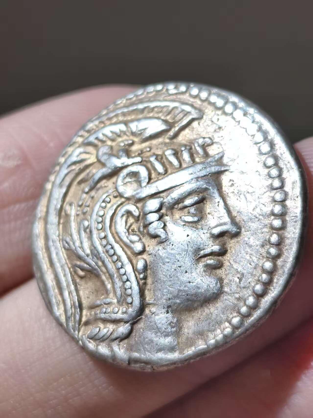 星盘世界钱币二月二十一日初五 世界古典币春节精品大拍 祝各位藏友马年大吉-新年新气象！ 顶级极品！ 古希腊阿提卡地区 公元前141/0年 雅典城邦新式雅典娜猫头鹰 四德拉克马大银币  正面为帕特农神庙的雅典娜头像，她头戴饰有飞马珀伽索斯与花卉纹的三重冠阿提卡头盔。