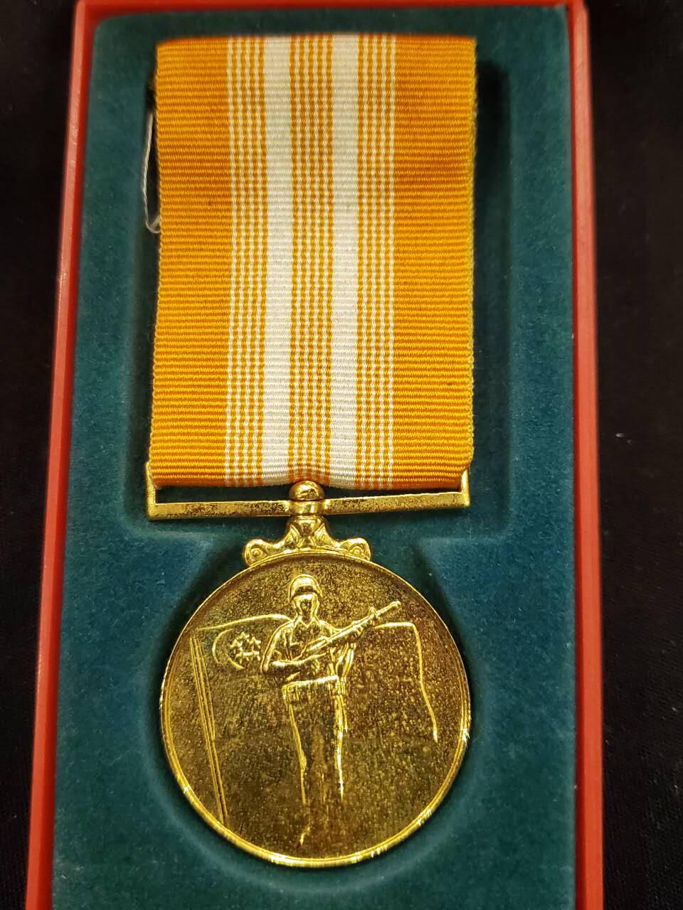 （450件拍品！制服徽章盛宴）罗岚⭐爱藏⭐年前甄选大拍场-店主清仓处理-分享拍场额外现金红包（实体经营） 新加坡武装力量良好服务奖章带盒 非常少见 铜镀金 学习的英国勋赏制度