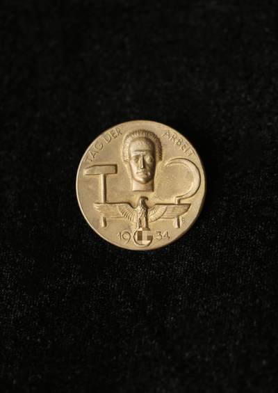 欢庆春节！戎马世界章牌大赏第112期春节大拍  德专场 - 1934年德国‘劳动节’青铜纪念章