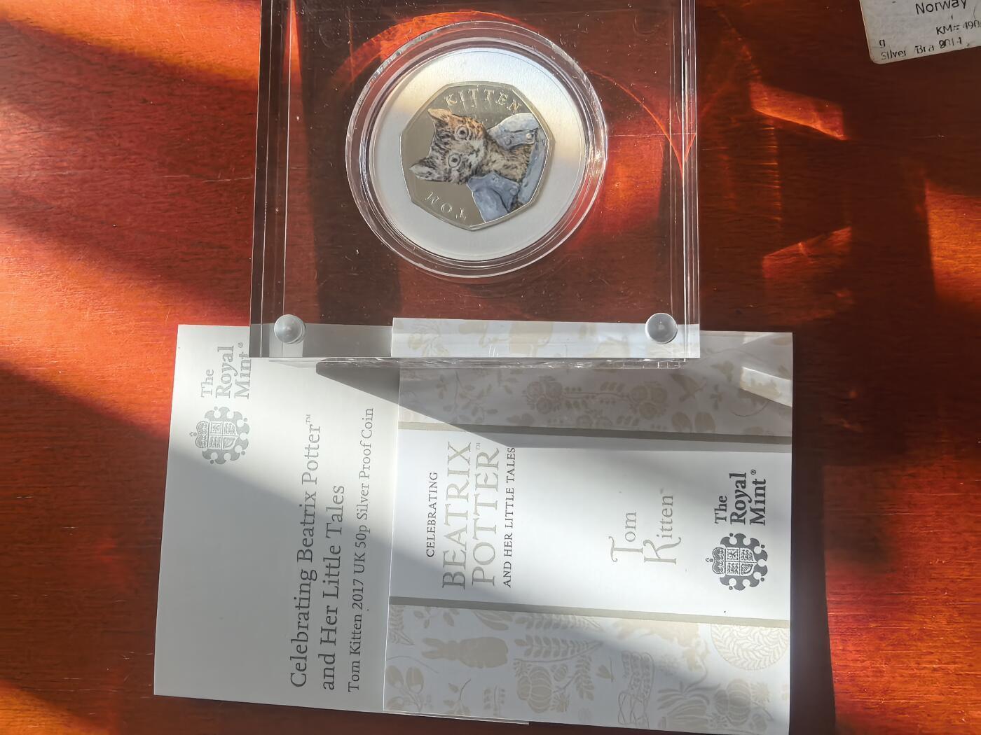 长老汇蛇年精选第一百场拍卖  2017英国彼得兔系列汤姆猫50便士彩色精制银币，原盒证