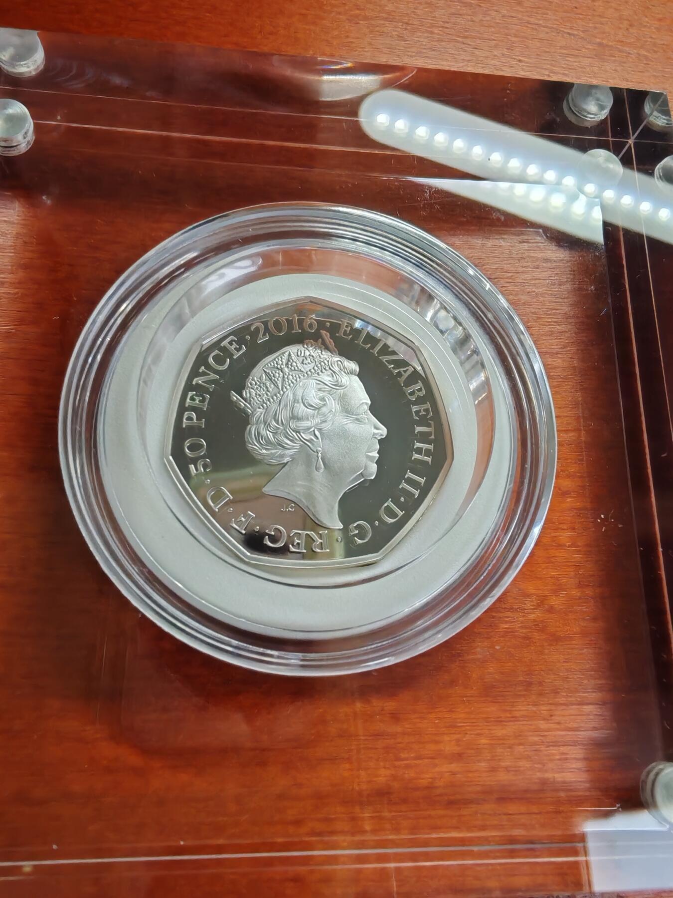 长老汇蛇年精选第一百场拍卖 2016英国彼得兔150周年刺猬德文克夫人50便士彩色精制7边形银币，盒证全，1.5万套