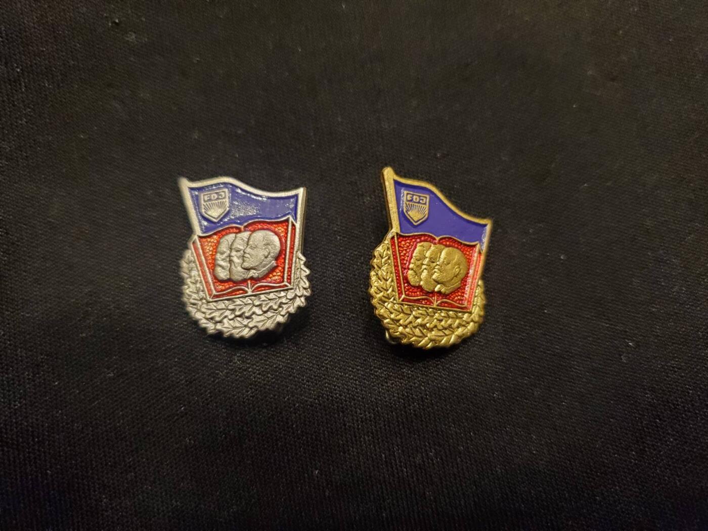 （450件拍品！制服徽章盛宴）罗岚⭐爱藏⭐年前甄选大拍场-店主清仓处理-分享拍场额外现金红包（实体经营） 民主德国fdj青年团金银级优秀成员证章 三人头版本