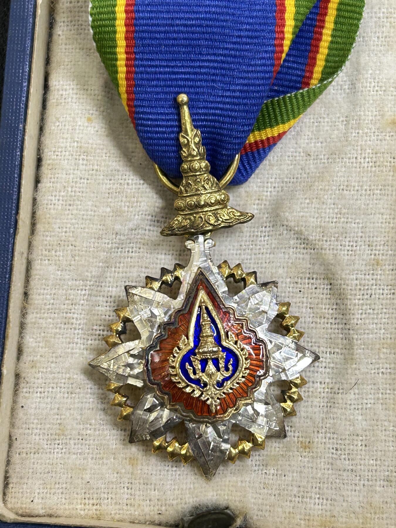 西秦中古拍卖第七十七期 2026马年新春专场 本场拍品年初九发出 泰国军官级王冠勋章 银制有标 带早期纸盒