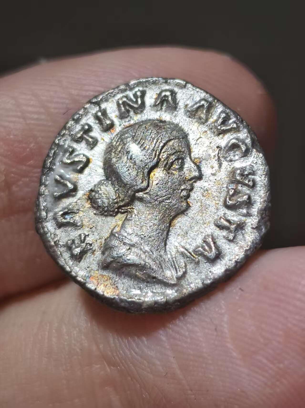 星盘世界钱币二月二十一日初五 世界古典币春节精品大拍 祝各位藏友马年大吉-新年新气象！ 珍罕题材！罗马帝国 公元161-164年打制 小福斯蒂娜（奥勒留妻子）第纳尔银币 背面题材是宝座上的两个婴孩（后来的皇帝康茂德就在其中）非常有意义的罕见题材