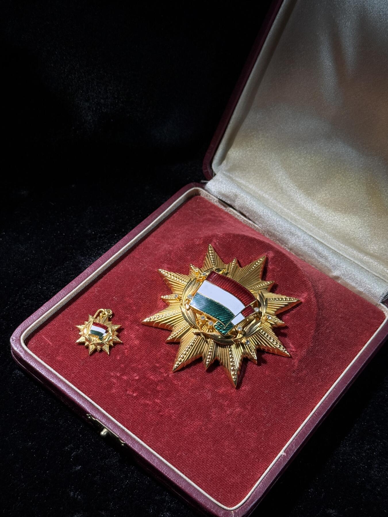 欢庆春节！戎马世界章牌大赏第111期春节大拍 匈牙利钻石版一级国旗勋章，带仿皮盒与mini章，非常少见，旗帜左上角珐琅有开裂