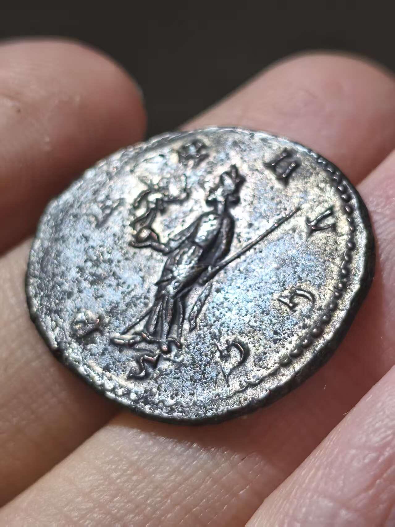 星盘世界钱币二月二十一日初五 世界古典币春节精品大拍 祝各位藏友马年大吉-新年新气象！ 带银层好品 罗马帝国 公元285-305年打制 马克西米安 安东尼安洗银币 少见品种 残留有银层和彩光 很有意思的皇帝在退位后又忍不住称帝 此枚是在戴克里先币改之前打制的 算是最后的安东尼安洗银币了 较为少见的品种