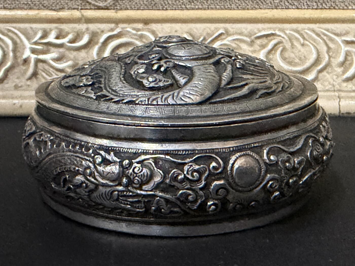 海外回流春节精品专场（一） 法国回流清代纯银龙纹圆盒（直径：7.3cm，高3.6cm，重83.9g，无款）