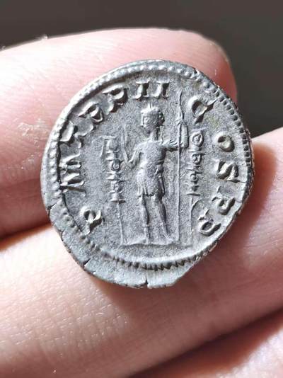 罗马帝国 公元235-238年马克西米努斯一世 第纳尔银币 极美品正面为马克西米努斯一世头戴桂冠面右侧像，铭文：IMP MAXIMINVS PIVS AVG