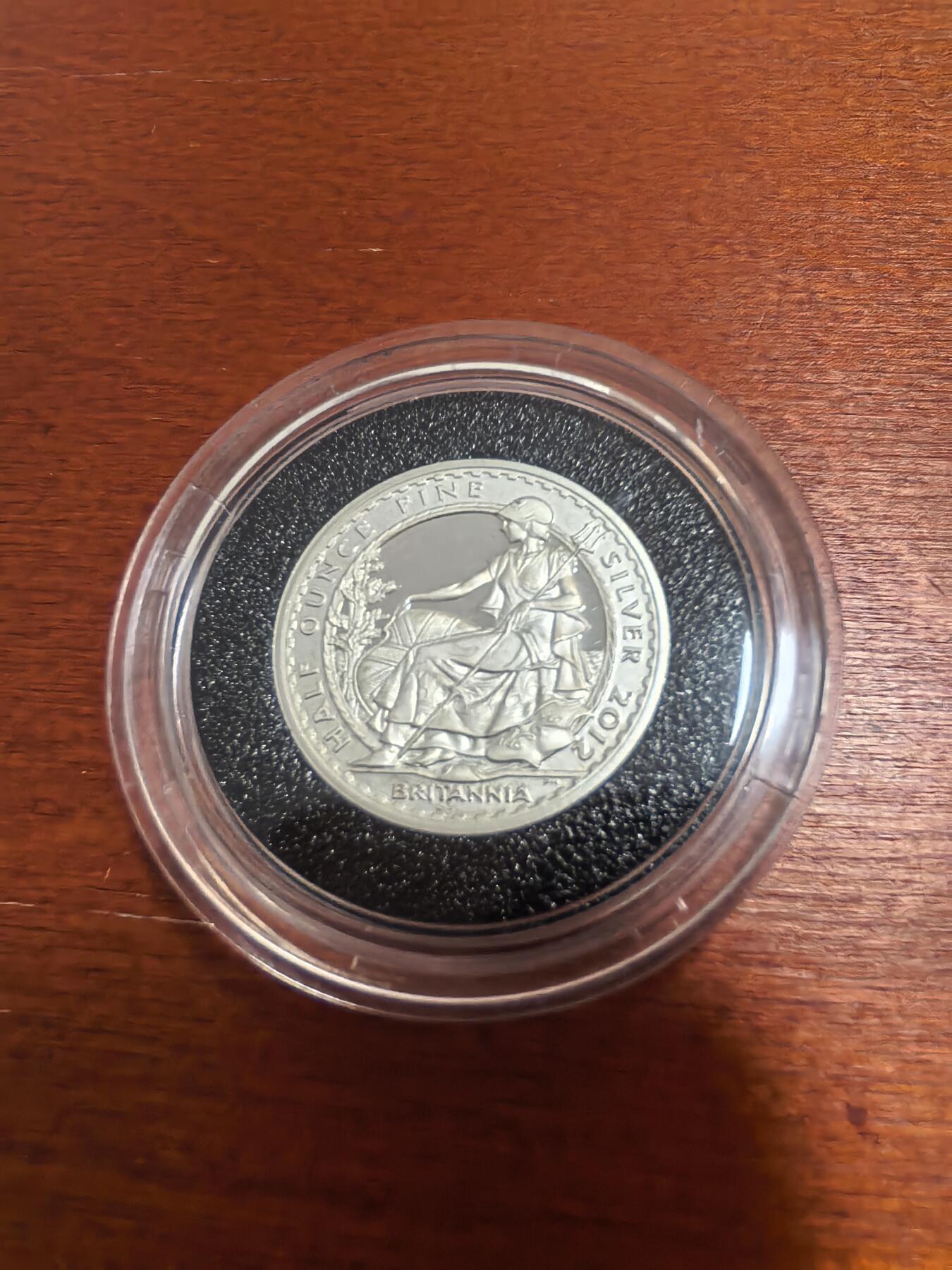 长老汇蛇年精选第一百场拍卖 2012英国纪念不列颠女神金银币发行25周年特别版9枚不列颠女神半盎司1英镑精制银币套装，145.98克958银，盒证全，钢琴烤漆木盒，400套