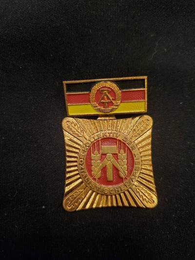 （450件拍品！制服徽章盛宴）罗岚⭐爱藏⭐年前甄选大拍场-店主清仓处理-分享拍场额外现金红包（实体经营） - 民主德国集体劳动荣誉奖章