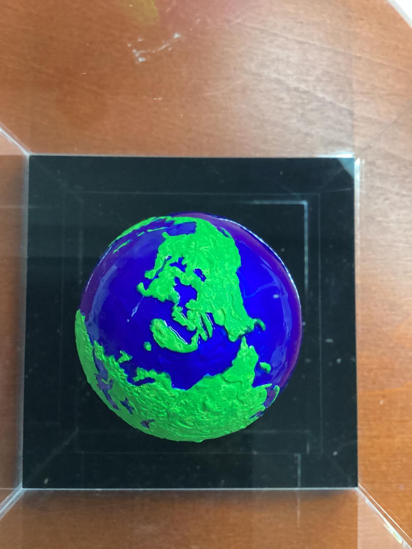 长老汇蛇年精选第一百场拍卖 2022巴巴多斯蓝色地球3盎司彩色球形银币，999银，直径50MM，半透明蓝色珐琅质，带玻璃展台，2999枚，适合当作艺术摆件