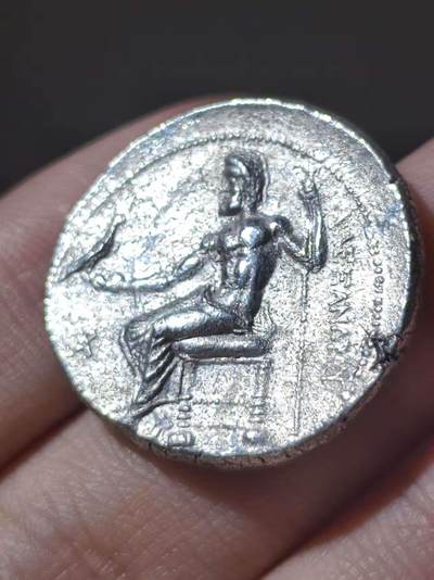 典藏精品！亚历山大大帝署名大力神狮皮盔 四德拉克马大银币 约公元前 305-282年  初代继业者（托勒密？）发行 正面为大力神带着狮皮盔的侧像，背面为宙斯坐像。